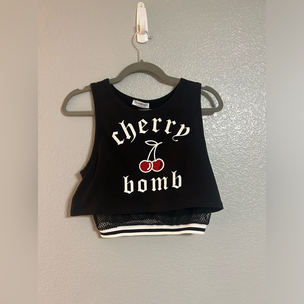 Women’s black red white graphic fishnet crop Top tank shirt size small